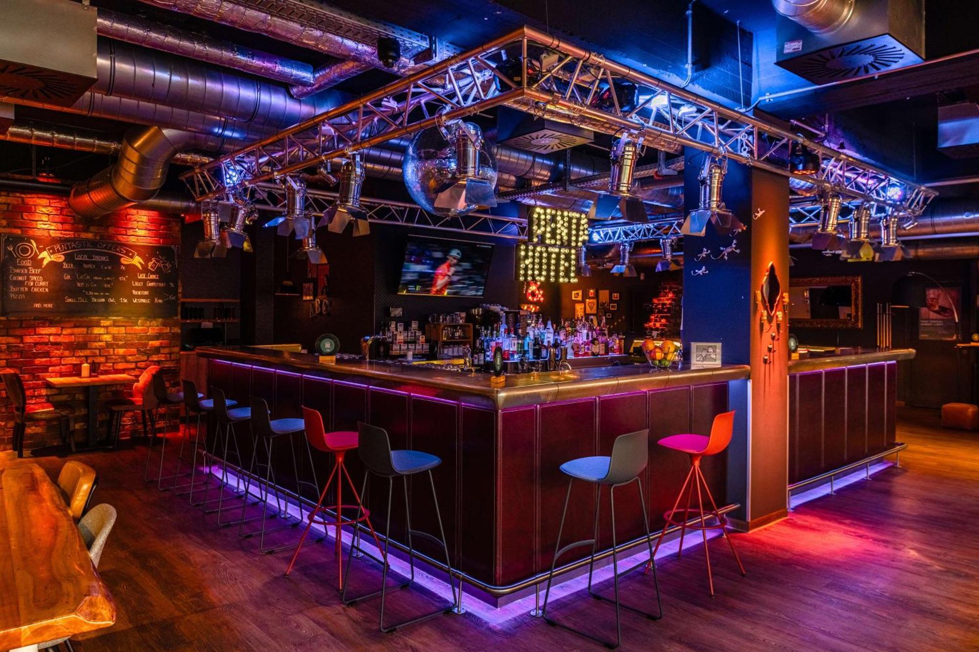 4 Smart Central Hotels Near Saint Bartholomew's Church