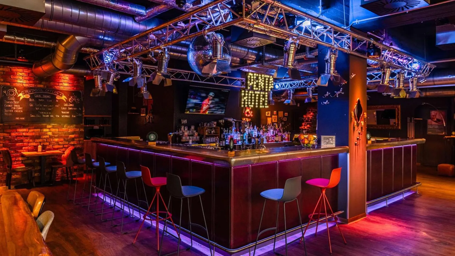 4 Smart Central Hotels Near Saint Bartholomew's Church